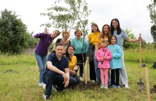 100 дерев у памʼять про дітей: у Макарові вшанували діток, які загинули від рук росії