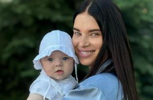 Жена Александра Усика показала новые фото с маленькой дочерью и умилила Сеть