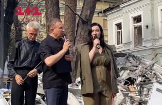 Соломия Витвицкая и Юрий Горбунов показали щемящее видео с концерта симфонического оркестра на руинах Охматдета