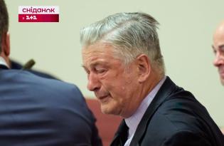 Алек Болдуін розплакався у суді після того, як його визнали невинним у вбивстві українки: фото