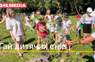 В Ірпені висадили іменні яблуні на згадку про дітей, життя яких відібрала російська агресія