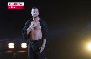 Фронтмен гурту Imagine Dragons підняв український прапор на концерті - відео