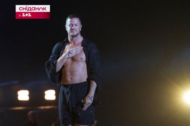 Фронтмен гурту Imagine Dragons підняв український прапор на концерті - відео