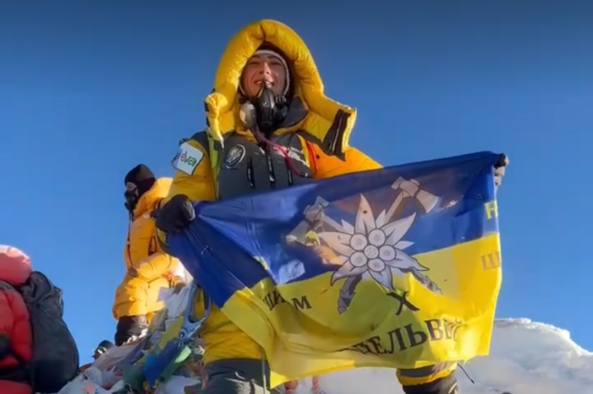 Альпіністка Антоніна Самойлова підняла бойовий прапор 10 ОГШБр на найвищу гору планети