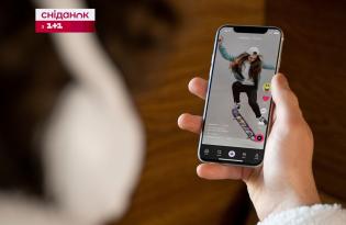 Заменят на искусственный интеллект: TikTok массово увольняет своих работников