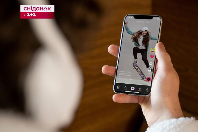 Замінять на штучний інтелект: TikTok масово звільняє своїх працівників