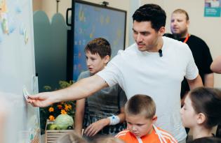 Никита Добрынин навестил пациентов Школы супергероев