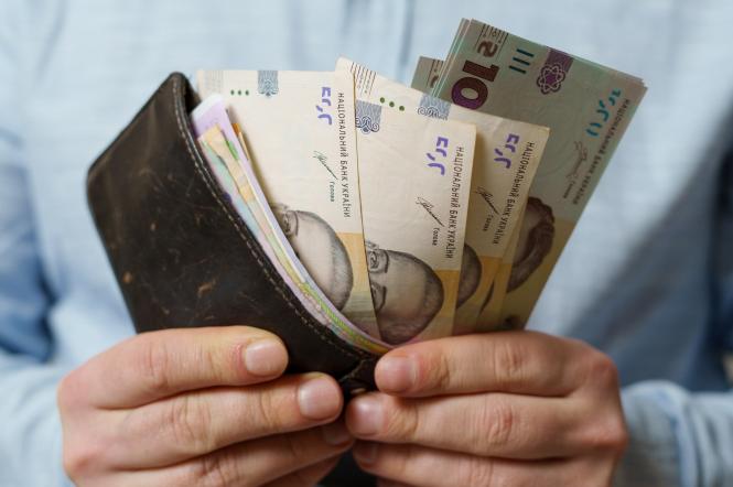 Яка мінімальна зарплата в Україні з 1 серпня: чому реальна сума на руки менша за офіційну