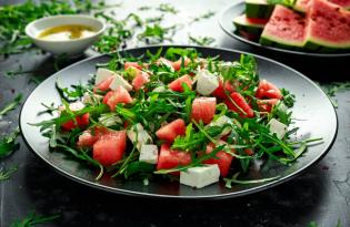 Освежающий салат с арбузом, сыром и рукколой: интересный летний рецепт
