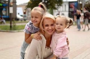 Лілія Ребрик повернулася з відпустки в Туреччині та опублікувала теплі фото з доньками під час прогулянки Києвом