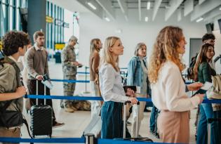 Як вибрати найшвидшу чергу в аеропорту: вчені пояснили, чому ми часто обираємо не ту