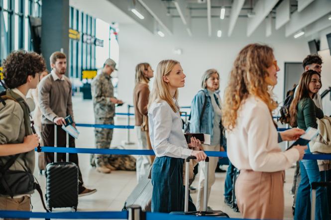Как выбрать самую быструю очередь в аэропорту: ученые объяснили, почему мы часто выбираем не ту