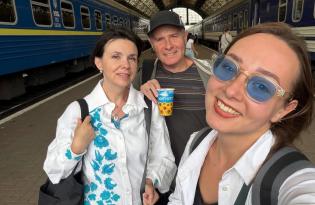 Константин Грубич поделился теплыми семейными фото с женой и дочерью