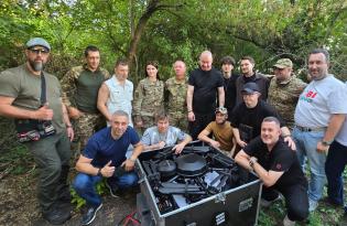 Дев’ять підрозділів та десятки одиниць техніки: актори Студії Квартал 95 передали військовим допомогу