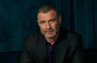 Звезда фильма Люди Икс Лиев Шрайбер побывал у поврежденного девятиэтажного дома в Киеве