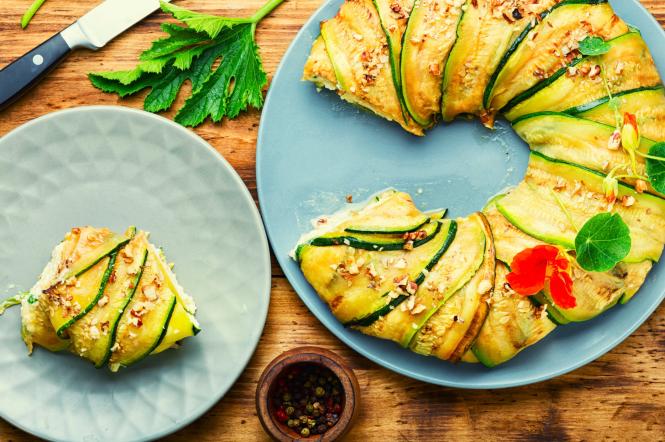 Рулет из кабачков с крабовыми палочками: рецепт