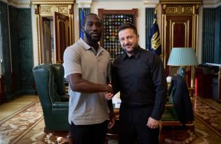Легенда світового боксу Теренс Кроуфорд відвідав Київ і передав Зеленському особливий подарунок