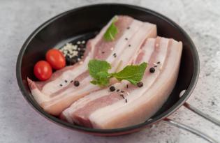 Белое или с мясными прослойками: как за несколько минут проверить качество сала и где купить его по самой низкой цене
