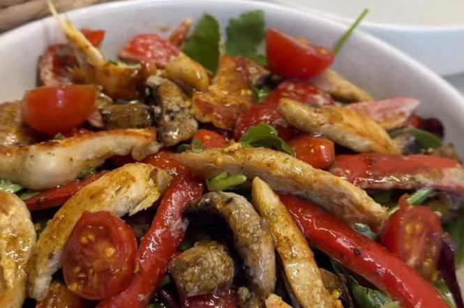 Салат с куриным филе и овощами: простой рецепт, который стал хитом в Instagram