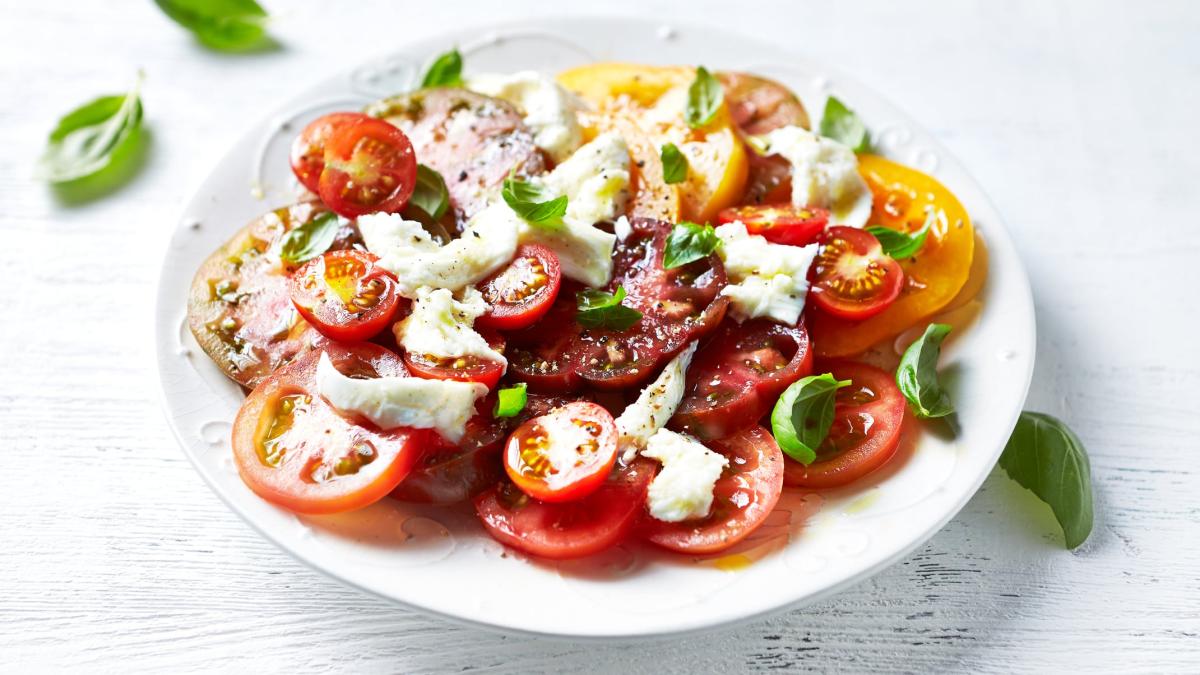 Этот салат из помидоров и бураты очарует взрывом вкусов: рецепт от фудблогерши