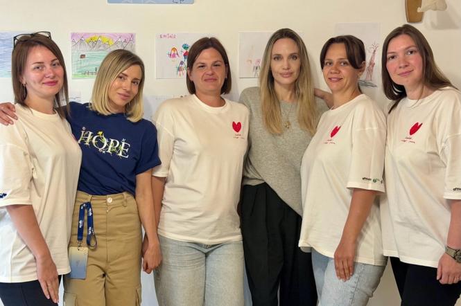 Анджеліна Джолі розповіла про поїздку в Україну із сином Ноксом та показала, як діти навчаються під землею