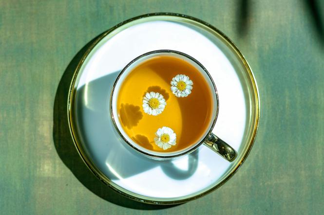 Травяной чай каждый день: действительно ли ромашка, мята и зверобой так полезны, как мы думаем