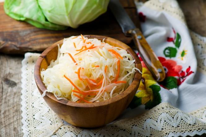 Квашеная капуста, как у бабушки: простой рецепт вкусной заготовки на всю зиму