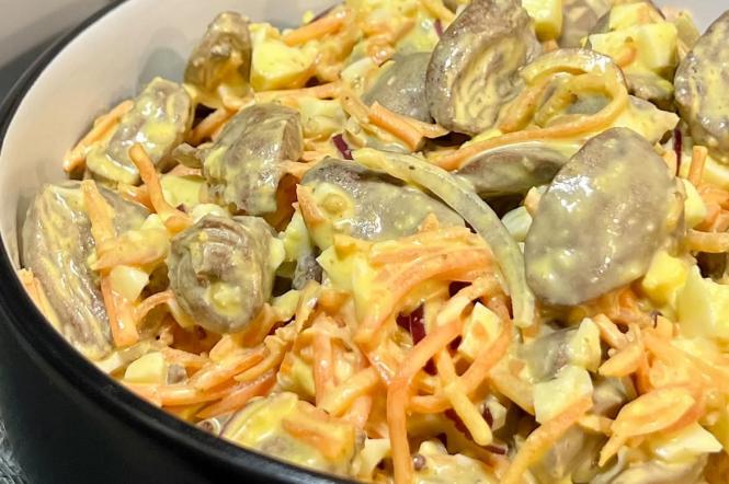 Рецепт ситного салату з курячими сердечками та морквою по-корейськи: який легко приготувати вдома