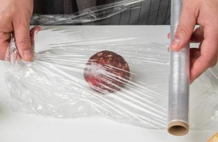 Продукти, які не варто загортати в харчову плівку: так вони псуються значно швидше