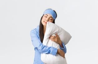 Чому перед сном варто перевернути подушку: цю просту звичку роблять усі, але мало хто знає навіщо