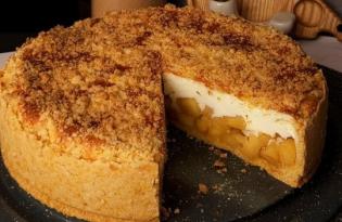 Яблочный пирог-суфле со сметанным кремом: нежный десерт с хрустящей крошкой