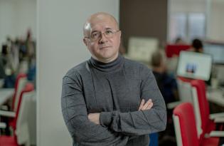 Випусковий редактор ТСН Василь Костюк розповів про роботу команди, яка інформує мільйони українців