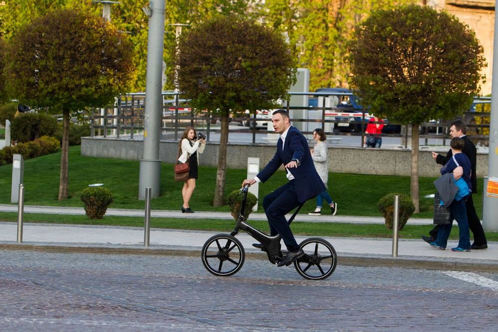 Мэр Киева Виталий Кличко проехался на работу на велосипеде.