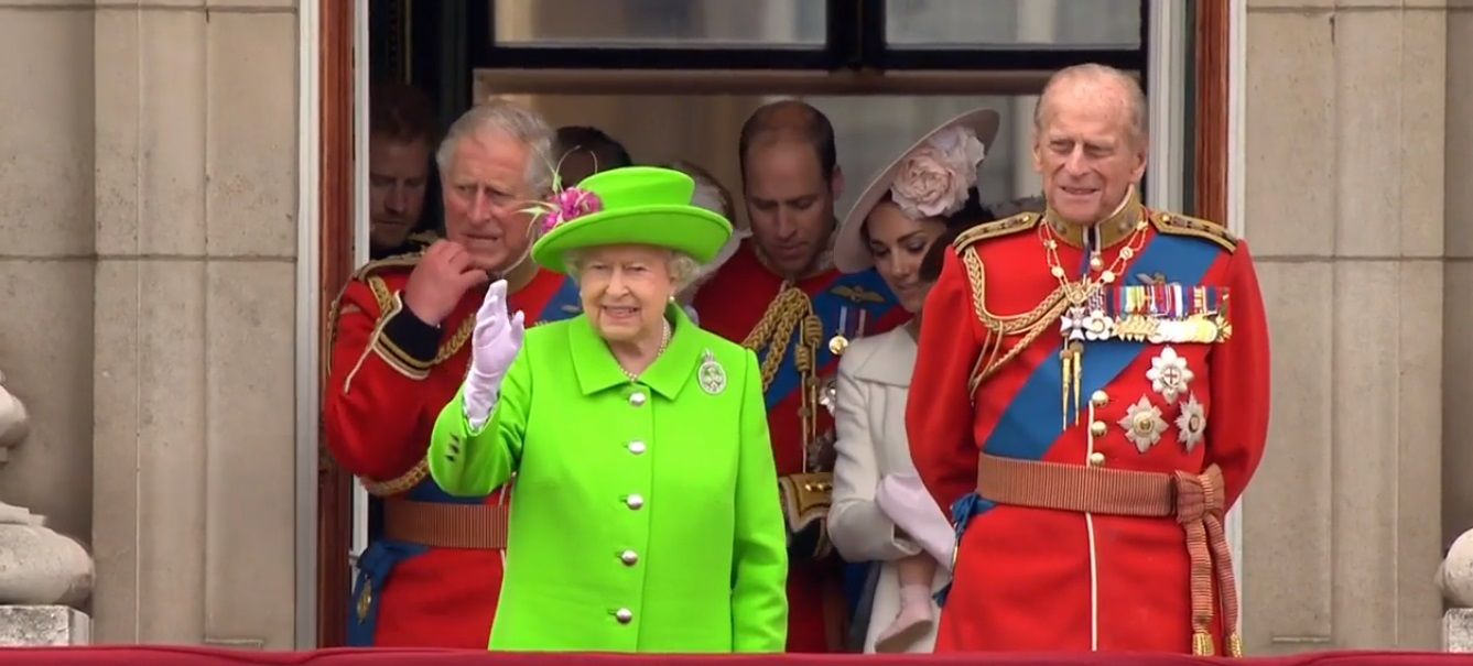 Вбрання 90-річної Єлизавети II підкорило соцмережі (відео)