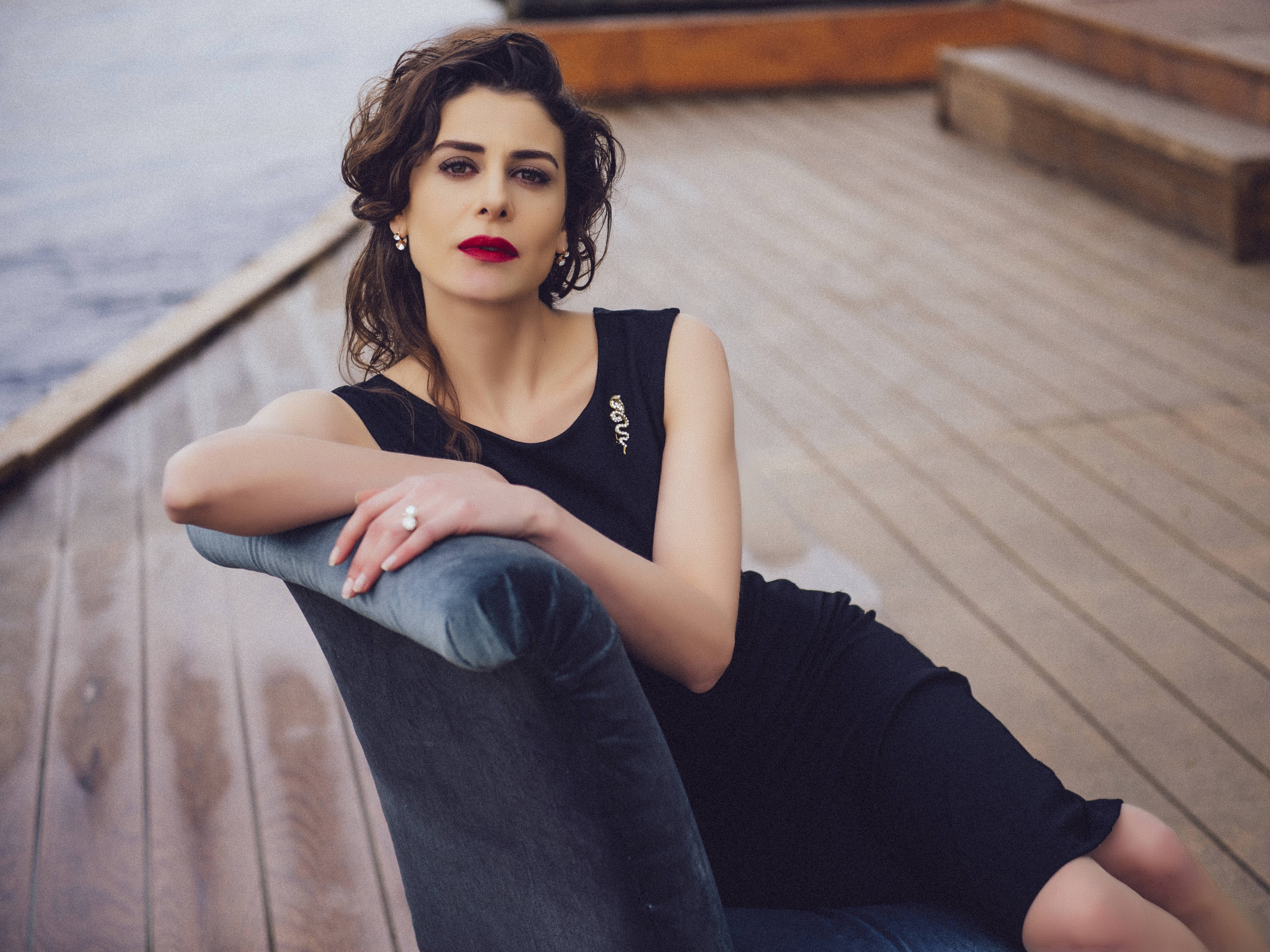 Турецька актриса Ебру Озкан: біографія, особисте життя, фото та найкращі серіали 
