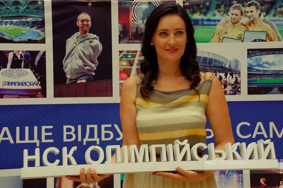 Соломія Вітвіцька подарувала свою весільну сукню музею НСК Олімпійський 