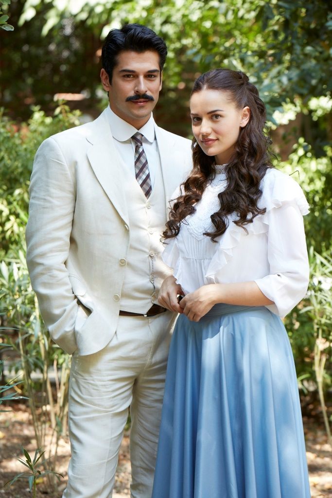 Найкрасивіша пара турецьких серіалів Бурак Озчівіт і Фахріє Евджен заручилися