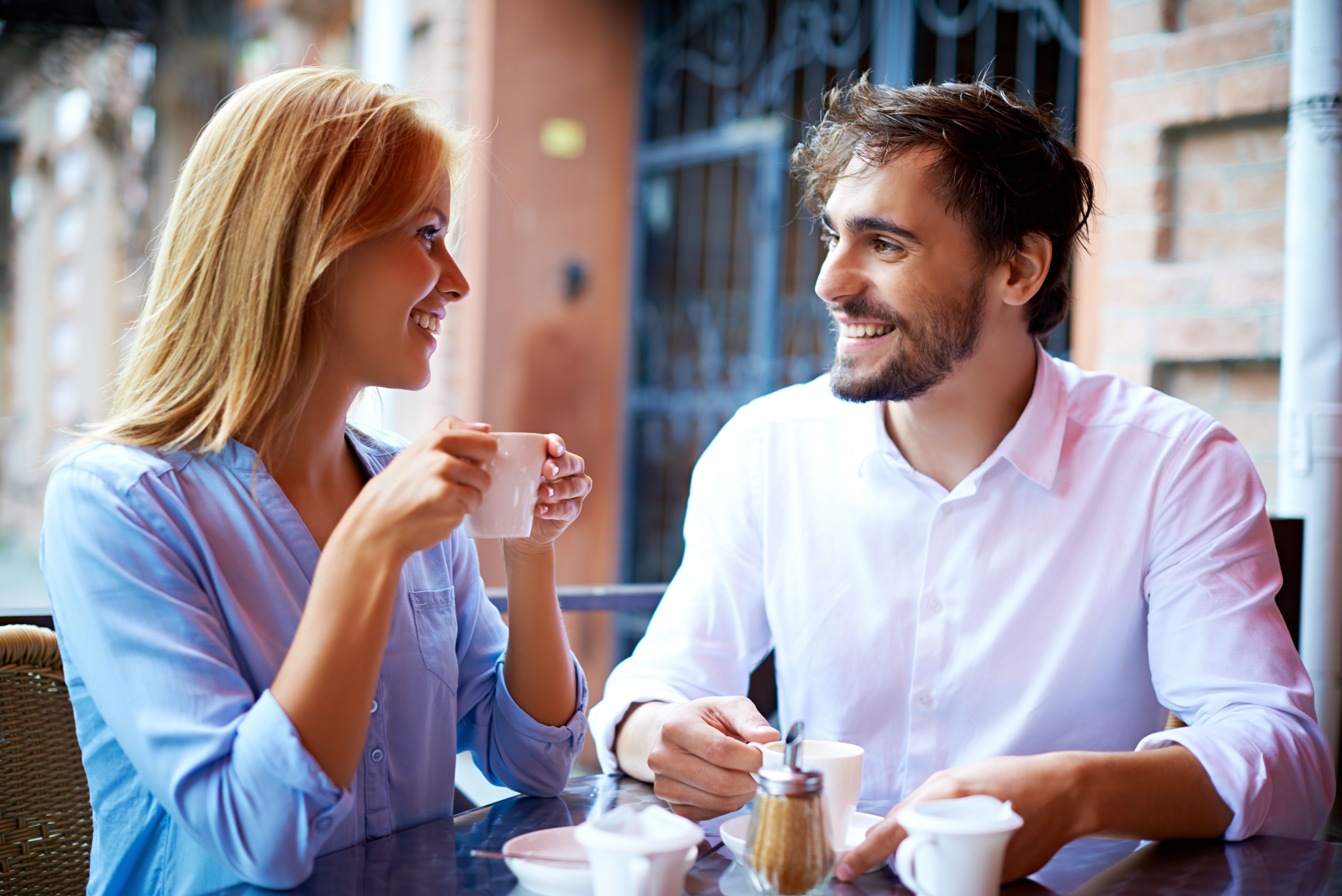 Бесплатный разговор с девушкой. Мужчина и женщина в кафе. Парень и девушка в кафе. Мужчина и женщина пьют кофе. Мужчина и женщина беседуют.