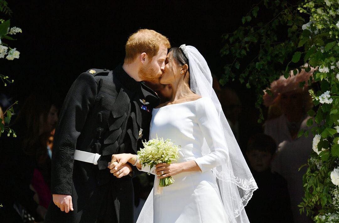 Сотні пар одружилися в Україні в день королівського весілля