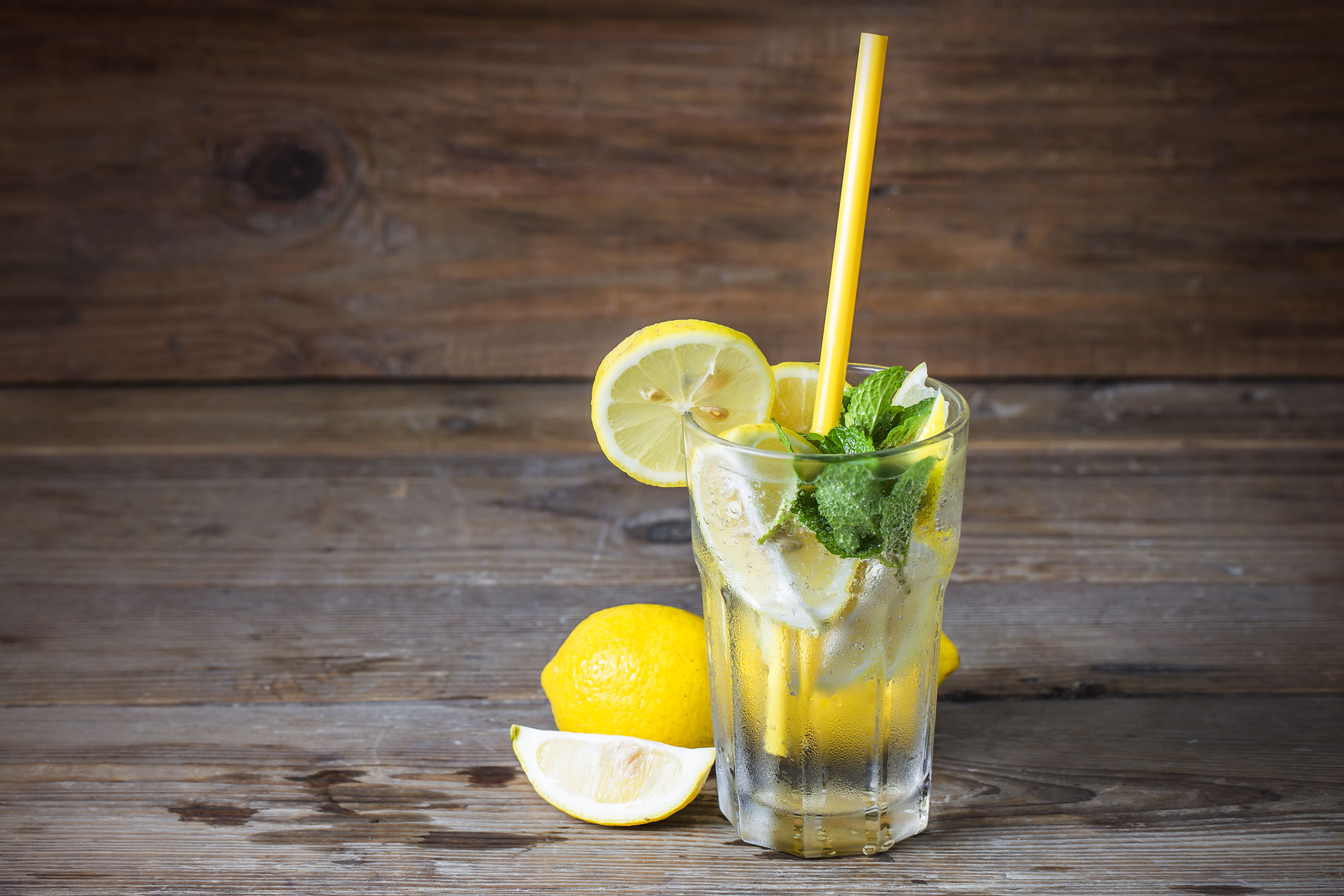 Вода с лимоном в ресторане. Лимонад. Лимонад в стакане. Лимонад классический. Коктейль с лимоном.