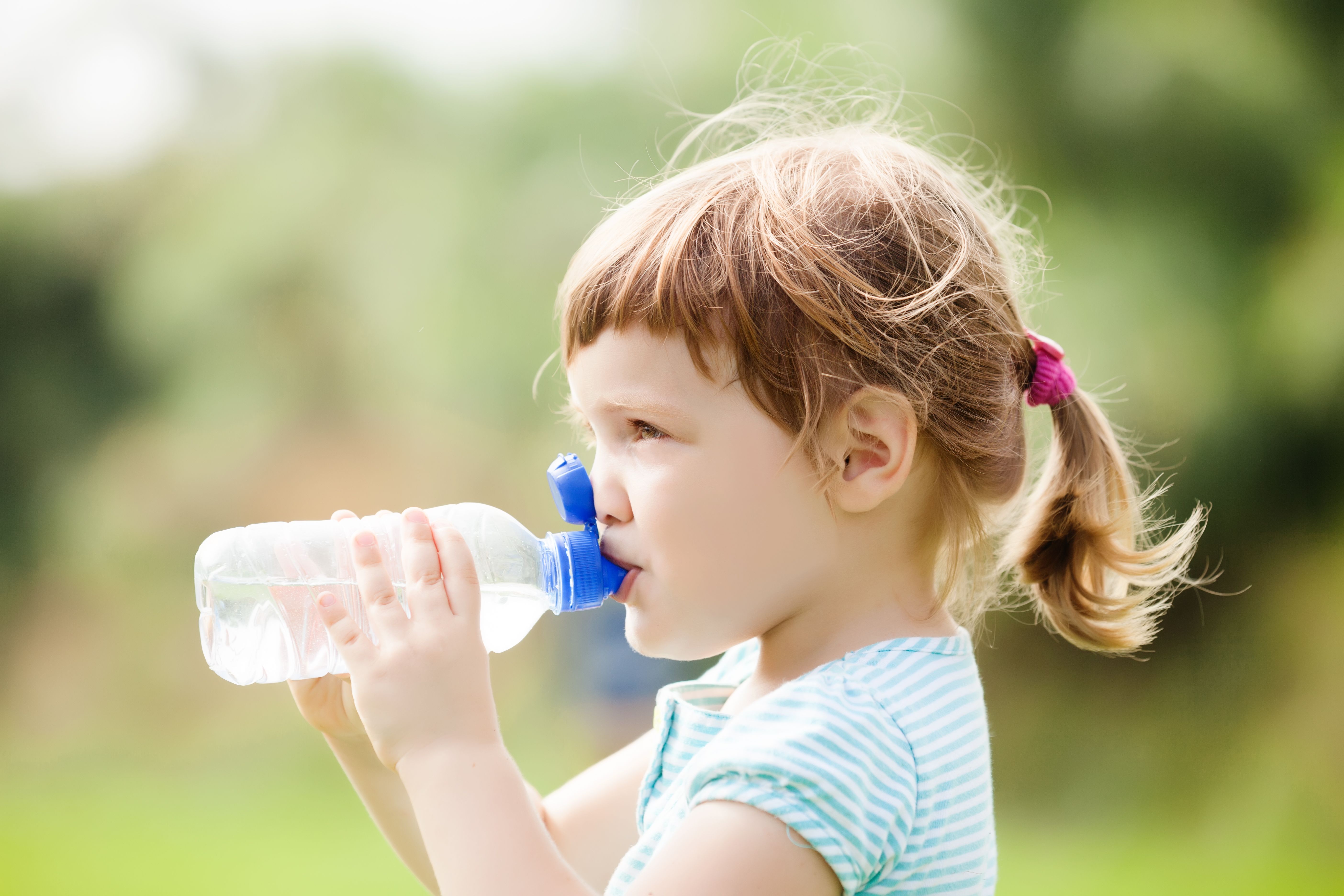 Бутылочки плачь. Ребенок пьет. Дети воды. Питье воды. Ребенок пьет воду из бутылки.
