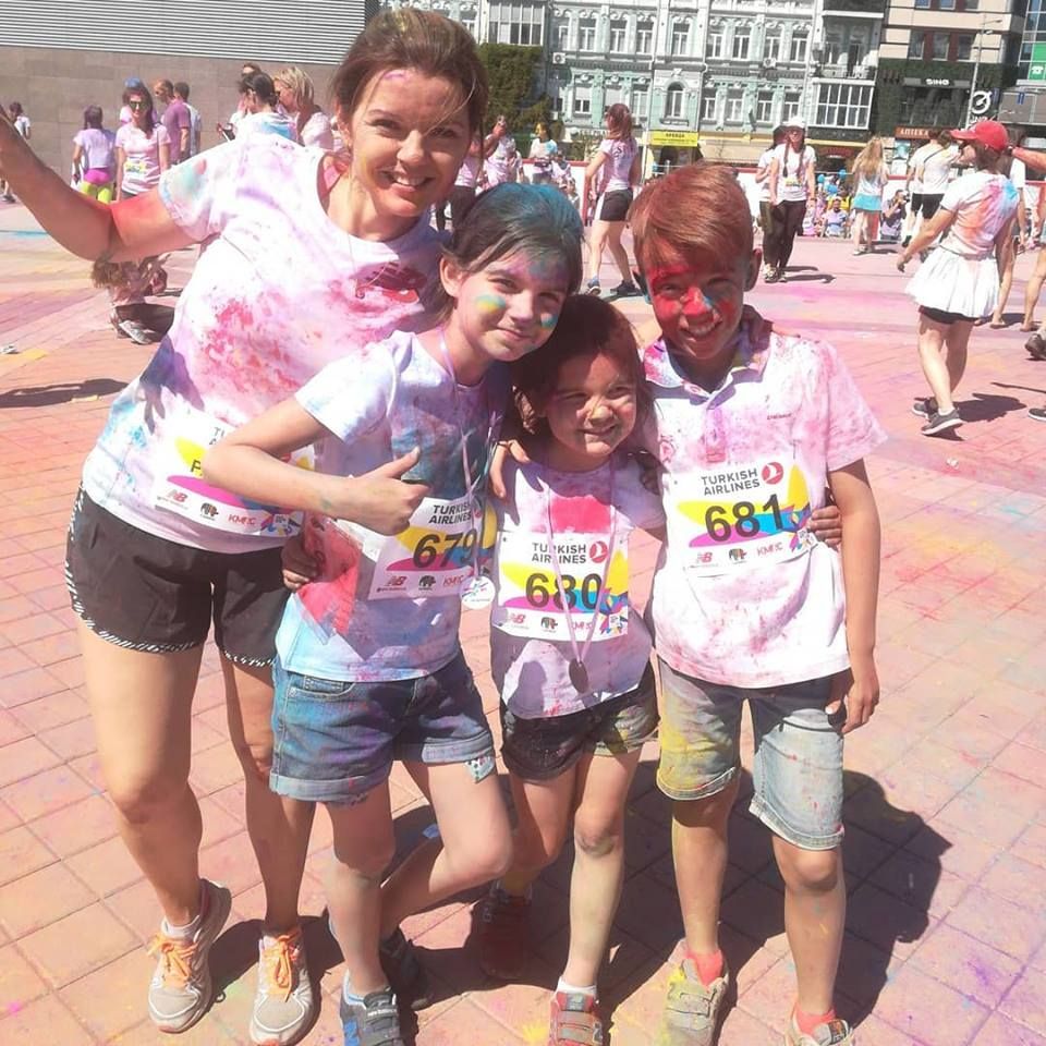 Маричка Падалко с детьми приняла участие в цветном забеге (фото)