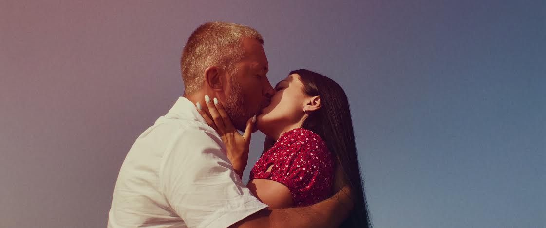 Сергій та Сніжана Бабкіни зачарували фотографією солодкого поцілунку