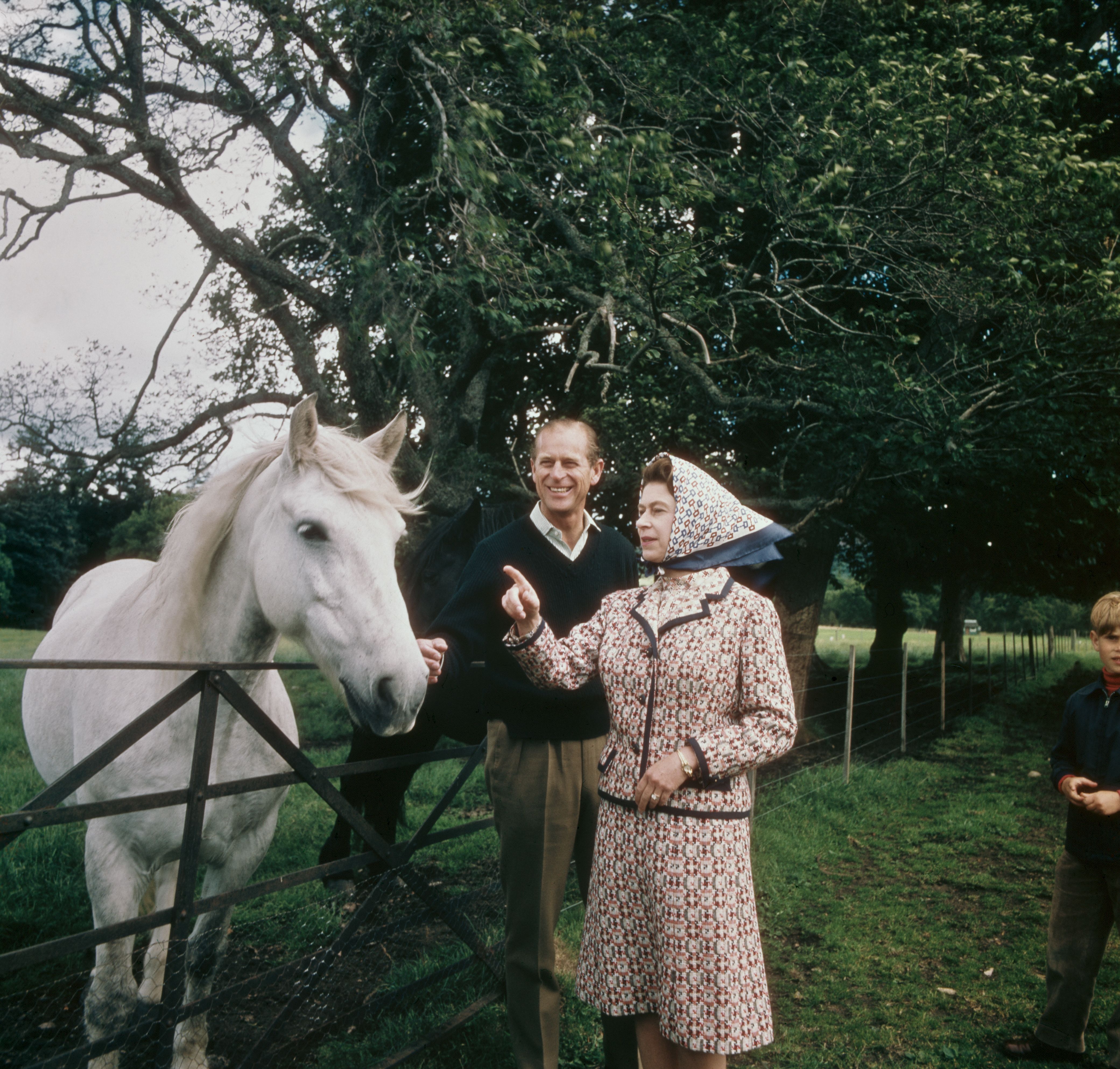 Трогательные фото Елизаветы 2 и принца Филиппа к 72-й годовщине их свадьбы | 1+1