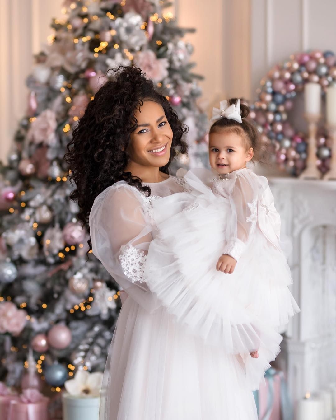 Гайтана и ее очаровательная дочка снялись в новогодней фотосессией