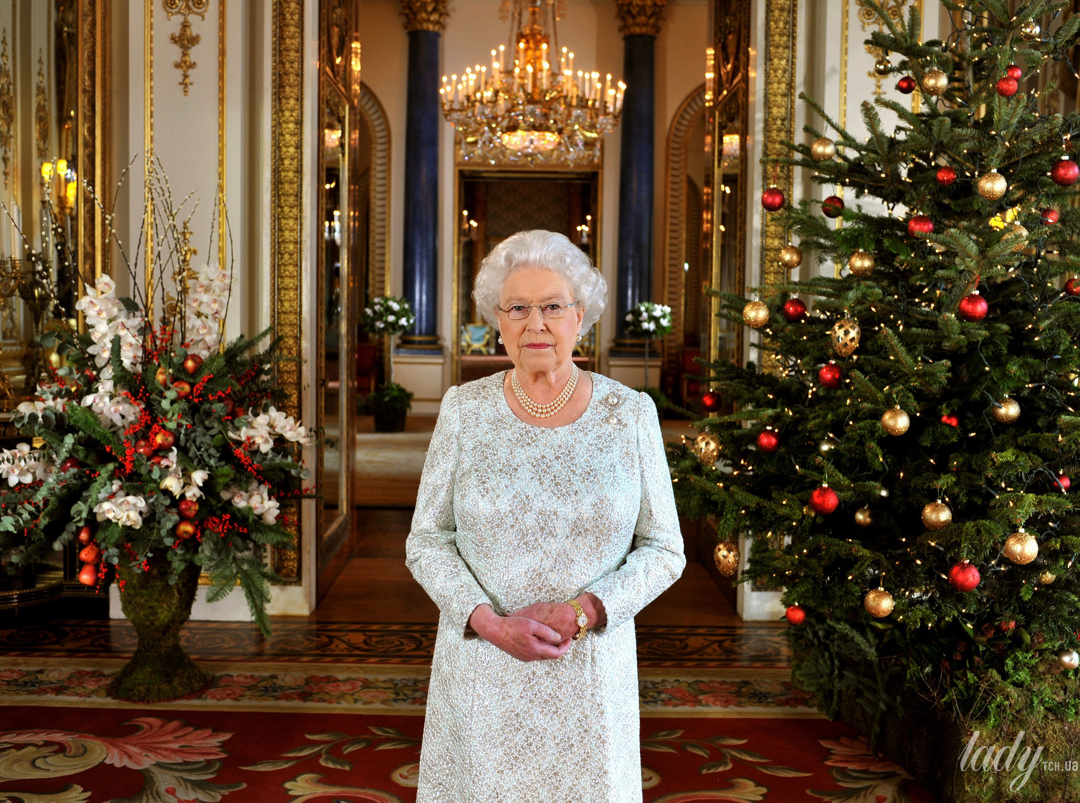 Букингемский дворец волшебно украсили к Рождеству (видео)