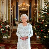   Queen Elizabeth "title =" Queen Elizabeth "/> <span> Royal Residence Decorated for Christmas (Magic Video) </span></span>  Yesterday, the Duke and Duchess of Cambridge, William and Kate Middleton, Visited the Christmas Party and have already arrived in Cyprus.On the course of their visit, Kate and William congratulated the British armies of air bases celebrating the Christmas holidays away from home.The Duke and Duchess of Cambridge are considering Open the Oasis Center, which will be the place to rest on the base. </p>
<p>  READ MORE: How Kate Middleton Quickly Succeeds Return the Prenatal Form </p>
<p>  For the event, Kate Middleton chooses an unexpected image: the duchess tried for the first time bristled trousers, complemented by a sober white t-shirt and an olive jacket from Smythe.Villiam did not betray the classics – a blue suit + a blue and blue t-shirt [19659006]] </p>
</p>
</div>
</div>
</p>
<div style=