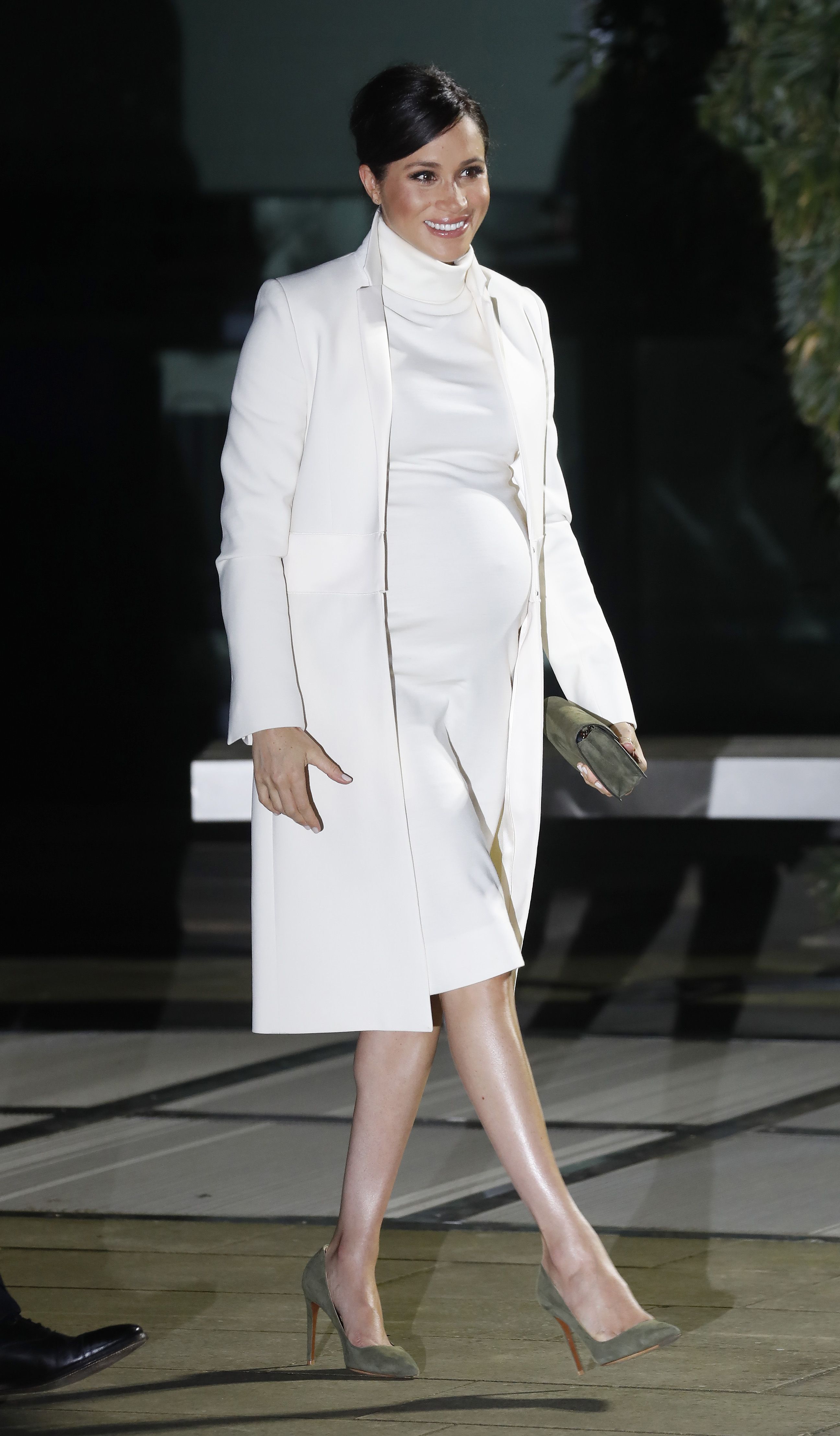 Беременная Меган Маркл надела белоснежное платье-водолазку и пальто (фото)