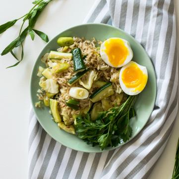 рис с зеленью, огурцами и яйцами