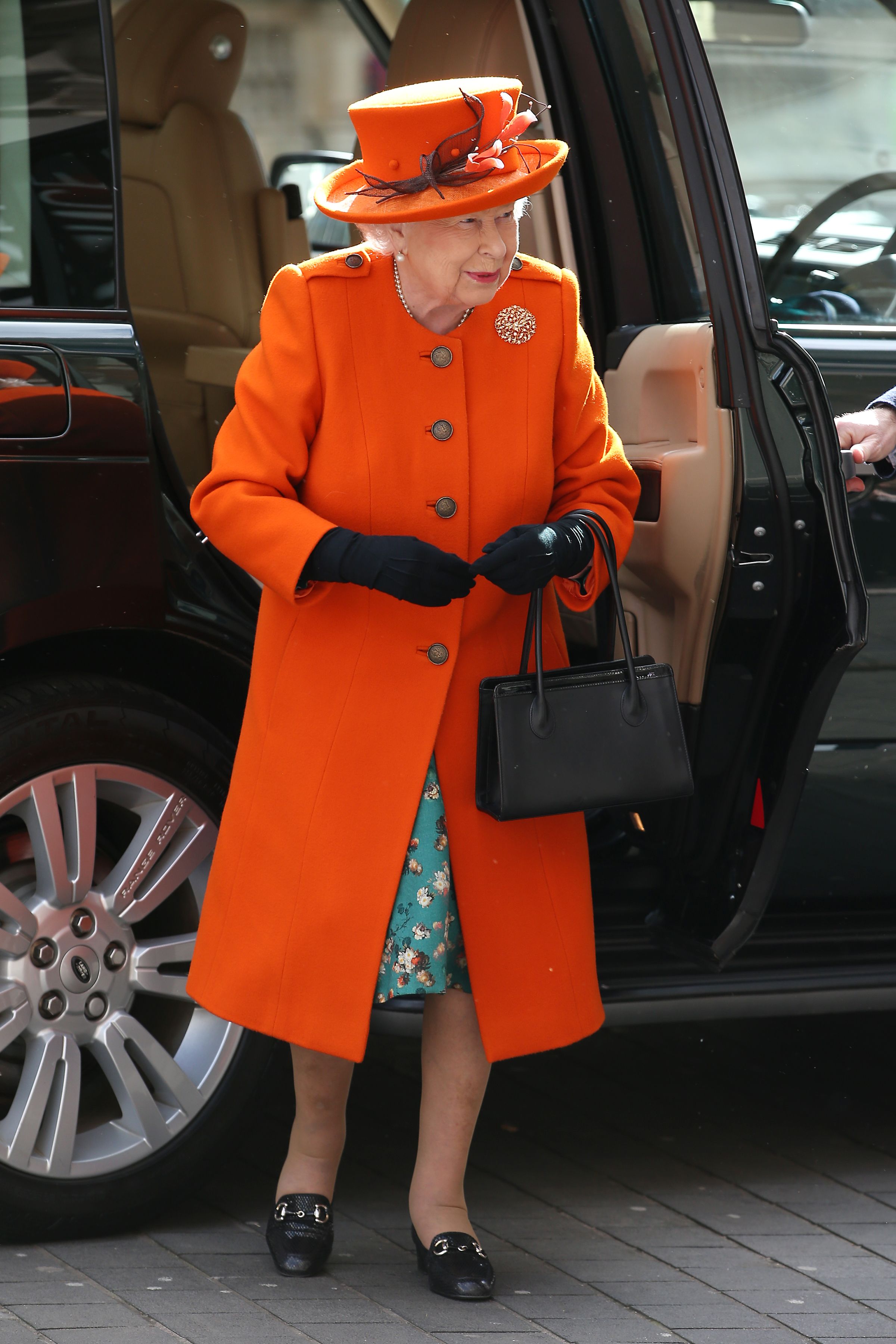 Елизавета 2 восхитила оранжевым образом с бриллиантовой брошью (фото)
